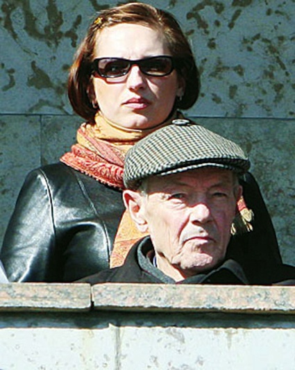 С 30-летней костюмершей Анастасией Лозовской Кирилл Лавров прожил несколько лет после смерти жены