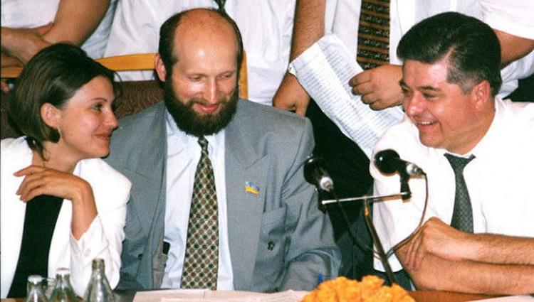 Юлия Тимошенко, Александр Турчинов и Павел Лазаренко. «В конце 1995 года, когда господин Лазаренко стал первым вице-премьер-министром и отвечал за энергетический сектор, компании «Единые энергетические системы Украины», созданной Юлией Тимошенко, ее мужем и еще одним человеком, было предоставлено эксклюзивное право на распространение российского природного газа в Днепропетровской области»