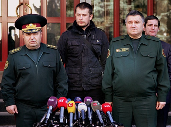 Министр обороны Украины Степан Полторак, министр внутренних дел Украины Арсен Аваков, Андрей Билецкий и советник Авакова Зорян Шкиряк. «Пока я полком командовал и в вертикаль входил, должен был с Аваковым общаться, а сейчас... Я его политические взгляды не разделяю и очень сомневаюсь, что он разделяет мои»