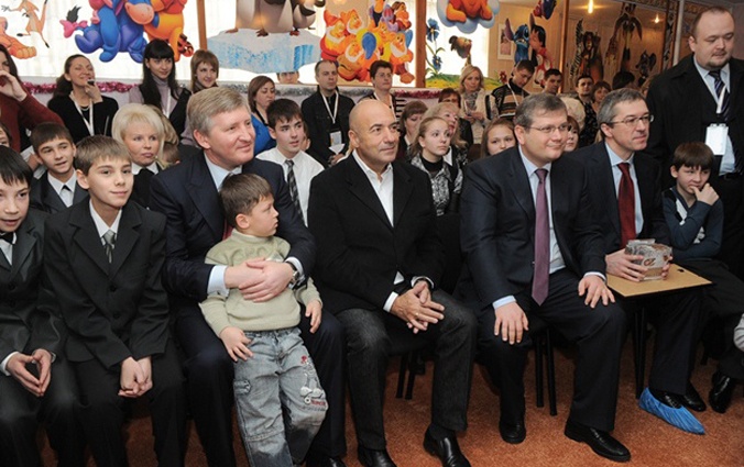 С Ринатом Ахметовым, композитором Игорем Крутым и другими. «То, что Ахметов на протяжении пяти лет делает, тратя сотни миллионов долларов на поддержку людей и на неподконтрольной территории, в «серой зоне», и беженцев на нашей территории, большого уважения достойно»