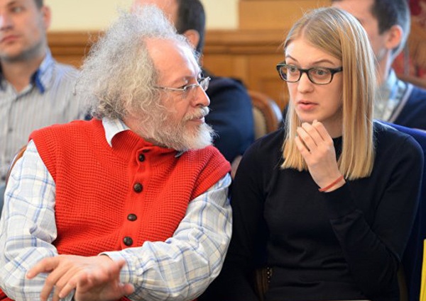 В 2013 году 22-летняя журналистка Леся Рябцева стала помощницей Алексея Венедиктова и неоднократно подчеркивала, что находится у него на особом положении. В конце 2015-го уволилась. «Леся вышла замуж, родила девочку. Недавно баллотировалась в депутаты Мосгордумы от партии «Справедливая Россия»