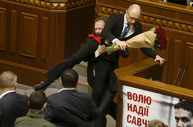 В декабре 2015 года премьер-министра Арсения Яценюка во время его выступления с трибуны вынес народный депутат от блока Петра Порошенко Олег Барна, который позже заявил, что «если Яценюк по-хорошему не уйдет, его вынесут люди»