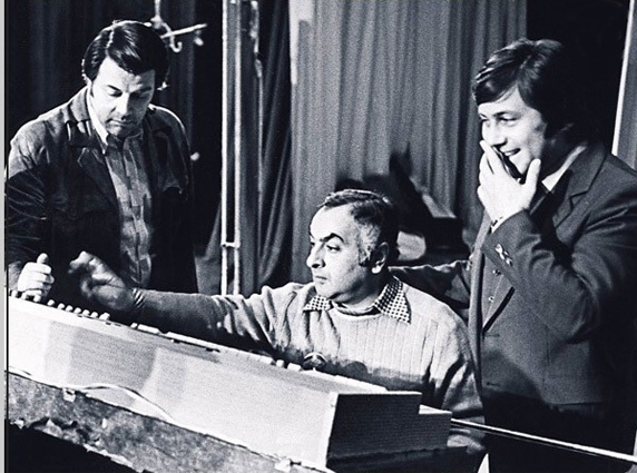 С Александром Ширвиндтом и Владимиром Винокуром, конец 80-х. «С Володей мы дурачились — романсы пели, песни, все подряд. Вовка-то музыкальный, проблем с ним быть не может»