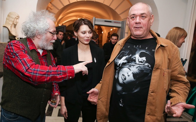 С Сергеем Доренко. В мае 2019-го Доренко стало плохо, когда он находился за рулем своего мотоцикла, — журналист потерял управление, вылетел на встречную полосу и скончался в больнице, не приходя в сознание. «Скажу страшную вещь: я настолько очерствел, что смерть даже хорошо знакомых и приятельских людей не потрясает»