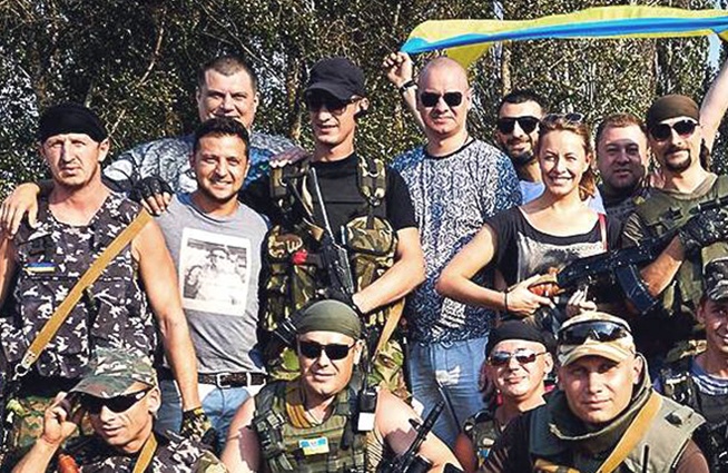Владимир Зеленский, Юрий Корявченков, Евгений Кошевой, Мика Фаталов, Елена Кравец и Александр Пикалов с бойцами Нацгвардии в АТО, 2014 год