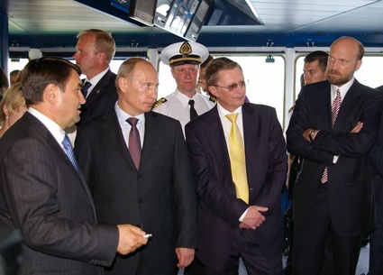 Министр транспорта России Игорь Левитин, Владимир Путин, руководитель Администрации президента РФ Сергей Иванов и предприниматель Сергей Пугачев на капитанском мостике сразу после спуска на воду ледокола «Санкт-Петербург», 2008 год. «Мне часто сложно было общаться с Путиным, потому что я совсем из другой среды. Трудно было понять этот их язык недомолвок и полувзглядов»