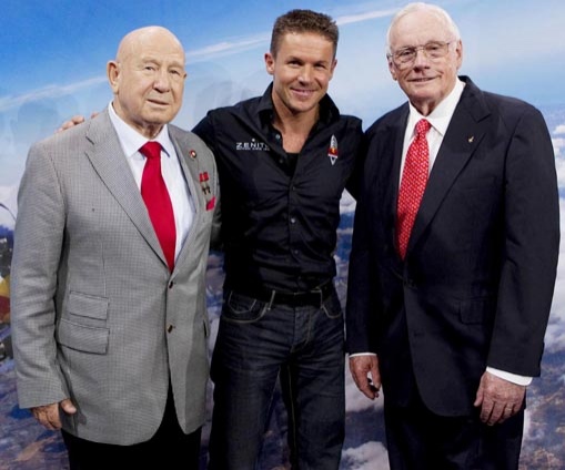 Алексей Леонов, австрийский парашютист, получивший всемирную известность благодаря прыжкам особой сложности, Феликс Баумгартнер и легендарный «луноход» Нил Армстронг. «Мы сами победу им уступили — имея на 100 процентов все, чтобы первыми Луну облететь»