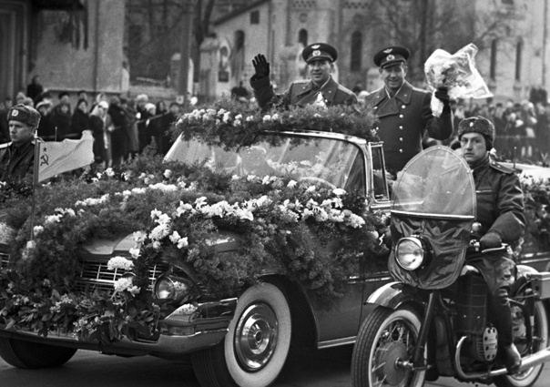 Торжественная встреча членов экипажа «Восход-2» Павла Беляева и Алексея Леонова после успешного завершения полета, Москва, март 1965 года