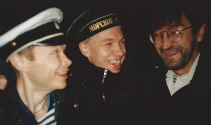 Съемки «Митьковских песен» на крейсере «Аврора». С музыкантами Александром Скляром и Юрием Шевчуком, 1996 год