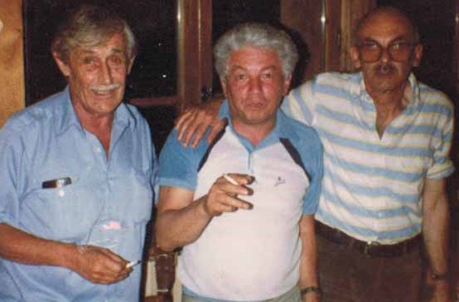 С Виктором Некрасовым и Булатом Окуджавой в Женеве, 1982 год. «Про Окуджаву говорили — дескать, холодный, с людьми дистанцию держит, но, на самом деле, не холодным, а во многом даже трогательным он был»
