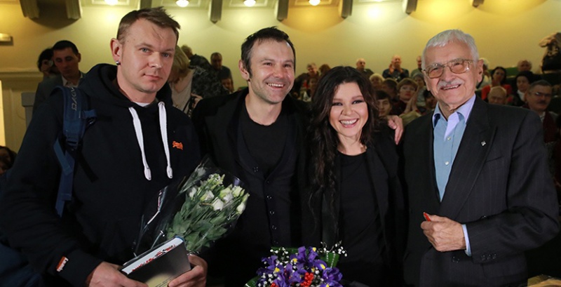 Лидер группы «Тартак» Сашко Положинский, Святослав Вакарчук, Руслана и украинский диссидент, писатель и философ Евгений Сверстюк, 2013 год