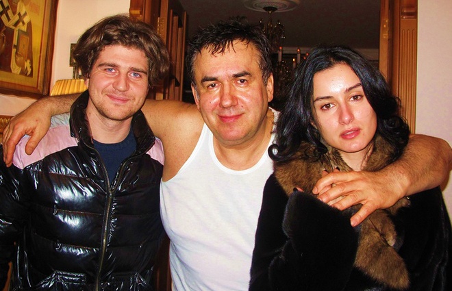 С радио- и телеведущей, журналисткой, продюсером Тиной Канделаки и ее первым мужем Андреем Кондрахиным (соведущим Тины по программе «Ой, мамочки!»). «После развода она условие мне поставила: ты либо со мной, либо с Андреем общаешься — ну, я же их познакомил...»