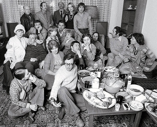 Новоселье в квартире у Владимира Высоцкого на Малой Грузинской 24 декабря 1975 года. Стоят: художник Борис Мессерер, драматург Эдуард Володарский, кинорежиссер Станислав Говорухин, Марина Влади и Владимир Семенович. Сидят: кинорежиссер Александр Митта с женой Лилией, поэтесса Белла Ахмадулина, отец Высоцкого Семен ладимирович, писатель Василий Аксенов, актер Всеволод Абдулов с дочерью Юлей, мачеха Высоцкого Евгения Степановна, личный переводчик Хрущева и Брежнева Виктор Суходрев с супругой Ингой и другие