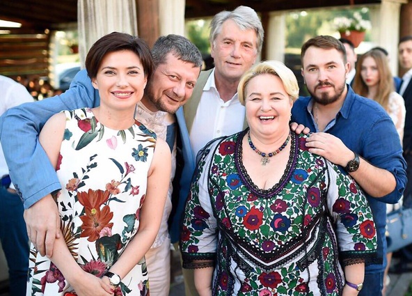 Журналист, пресс-секретарь президента Украины с 2005 по 2010 год Ирина Ванникова, депутат Верховной Рады Игорь Мосийчук, третий президент Украины Виктор Ющенко, Валентина Руденко, заместитель лидера Радикальной партии Олега Ляшко Андрей Лозовой