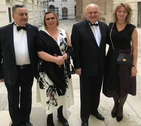 Евгений Марчук с супругой, главным редактором газеты «День» Ларисой Ившиной, и Игорь Смешко с женой Юлией. «24 года Смешко я знаю и на него точно положиться могу — в любой ситуации, что бы там у него или у меня ни случилось»