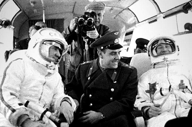 Экипаж «Восхода-2» Павел Беляев и Алексей Леонов с летчиком-космонавтом Владимиром Комаровым следуют к стартовой площадке космического корабля, 18 марта 1965 года