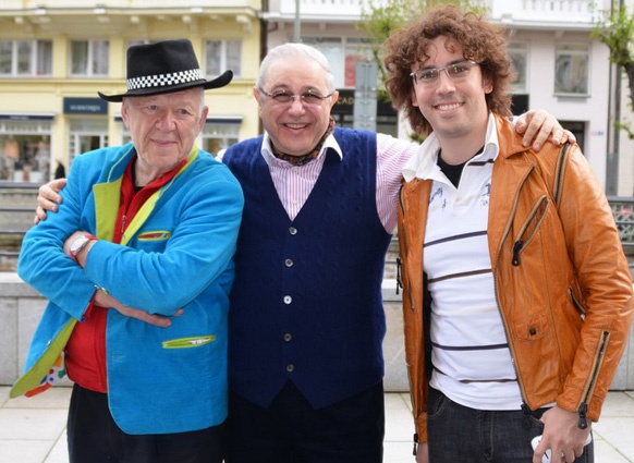 С легендарным Олегом Поповым и Максимом Галкиным. «В Галкине я талантливого не только пародиста, но и артиста увидел — яркого, обаятельного, с отличным чувством юмора, большими актерскими способностями»