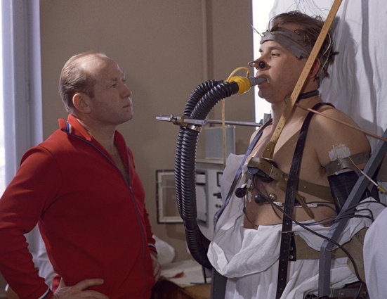 Алексей Леонов наблюдает за медицинскими испытаниями Валерия Кубасова на велоэргометре