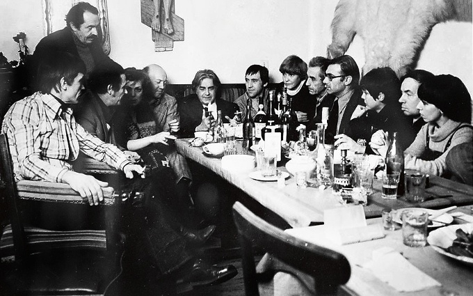 Иван Бортник, Борис Мессерер, Владимир Высоцкий, Белла Ахмадулина, Андрей Вознесенский, Зоя Богуславская и другие в легендарном кабинете художественного руководителя Театра на Таганке Юрия Любимова (сидит в центре), 70-е. «Владимир Семенович во многом от театра, от любви труппы, от работы совместной был независим»