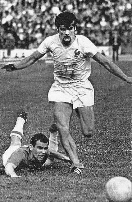 1966 год, товарищеский матч сборных СССР и Франции, состоявшийся в Москве и собравший 102 тысячи зрителей, завершился со счетом 3:3. «Чистильщик» французской сборной Робер Будзински оставил Виктора Серебряникова без мяча