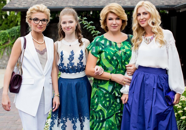 Марина с дочерьми Натальей, Софией и Зоей. «Моей старшей дочери — 36, средней — 32, младшей — 15, я каждую минуту знаю, где они находятся»