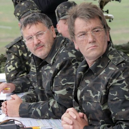 Министр обороны Украины Анатолий Гриценко и президент Украины Виктор Ющенко, 2005 год. «Последняя капля, из-за которой в 2007 году с должности меня сняли, с Ющенко связана»