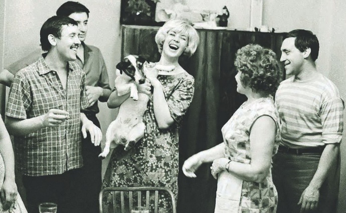 Валерий Золотухин, Вениамин Смехов, Нина Шацкая (с собачкой), Владимир Высоцкий, 1965 год. «Я, если и противопоставляю дневники Золотухина чьим-то воспоминаниям, то потому лишь, что это было в 65-м году написано. И это гораздо ближе к правде, чем то, что сейчас, спустя время, говорится»