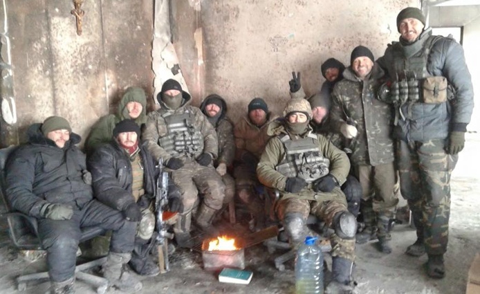 Миньо (второй справа) с защитниками Донецкого аэропорта в декабре 2014 года. «У меня только одно объяснение: Бог помог нам уцелеть»