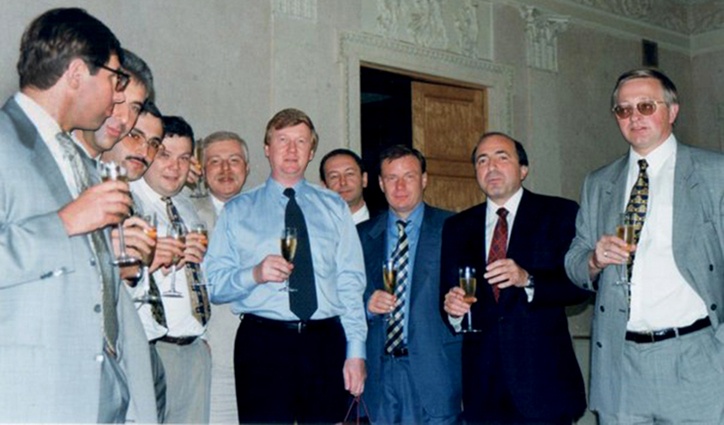 Цвет олигархии и политический бомонд лихих 90-х: Петр Авен, Михаил Ходорковский, Михаил Фридман, Бадри Патаркацишвили, Анатолий Чубайс, Джаванфар Замани, Владимир Потанин, Борис Березовский, Александр Шохин