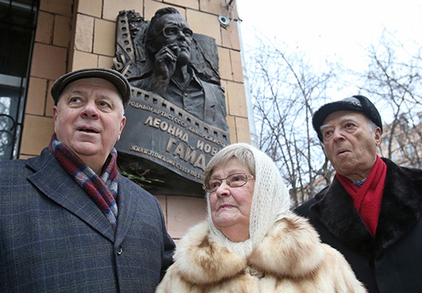 Драматург, сценарист, писатель, профессор ВГИКа Аркадий Инин, Нина Гребешкова и Владимир Этуш на открытии мемориальной доски Леониду Гайдаю в Москве, декабрь 2013 года