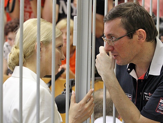 «Тюрьма, конечно, интересное место, опыт хороший, и я бы всех госслужащих на месяц туда помещал: очень полезно...». С Юлией Тимошенко