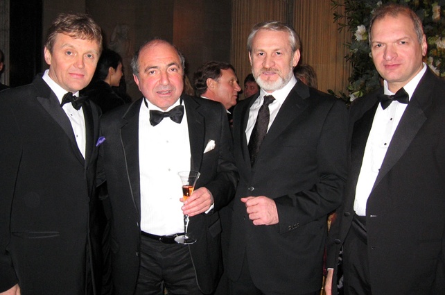 Умерший в Лондоне в ноябре 2006-го от отравления полонием подполковник ФСБ Александр Литвиненко, Борис Березовский, премьер-министр самопровозглашенной Чеченской республики Ичкерия в изгнании Ахмед Закаев и историк Юрий Фельштинский, Лондон, 2002 год