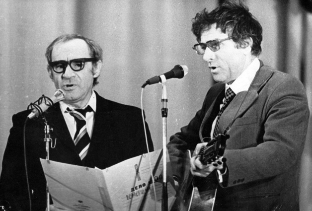 Зиновий Гердт и Петр Тодоровский на сцене Одесской филармонии исполняют куплеты, написанные Гердтом. «У Петра в жизни было два близких друга — поэт Григорий Поженян и Зиновий Гердт»