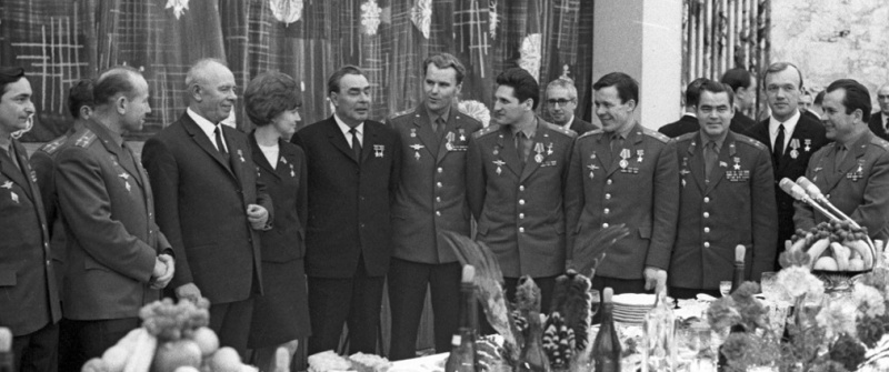 Прием в Кремле после успешного завершения полетов космических кораблей «Союз-4» и «Союз-5». Летчики-космонавты Валерий Быковский, Алексей Леонов, председатель Президиума Верховного Совета ССССР Николай Подгорный, Валентина Терешкова, генеральный секретарь ЦК КПСС Леонид Брежнев, Владимир Шаталов, Борис Волынов, Константин Феоктистов, Евгений Хрунов, Андриян Николаев, Алексей Елисеев и Павел Попович, 22 января 1969 года