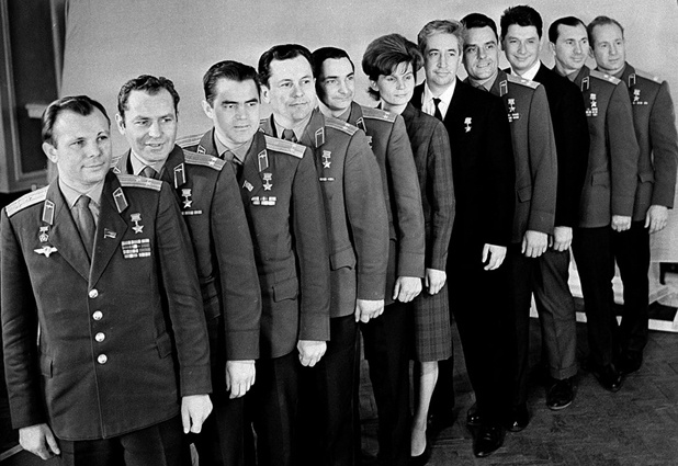 Пионеры космоса: Юрий Гагарин, Герман Титов, Андриян Николаев, Павел Попович, Валерий Быковский, Валентина Терешкова, Константин Феоктистов, Владимир Комаров, Борис Егоров, Павел Беляев, Алексей Леонов