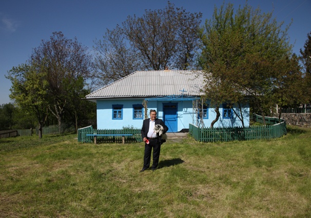 На родине — в селе Долиновка Гайворонского района Кировоградской области. «Мои родители Голодомор пережили, выжили благодаря случаю — это целая история. Эту память я буквально из них вытянул — они же практически ни о чем никогда не рассказывали»