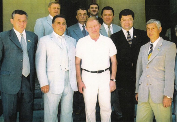 Премьер-министр Украины Евгений Марчук, президент Украины Леонид Кучма, гендиректор ЗАО «Украинский промышленно-инвестиционный концерн» предприниматель Петр Порошенко, начальник главного Управления уголовного розыска МВД Украины, замминистра внутренних дел Украины Виктор Король, председатель Северо-Восточного научного центра НАН и МОН Украины Владимир Семиноженко, президент концерна «Правэкс» Леонид Черновецкий и другие, 1995 год