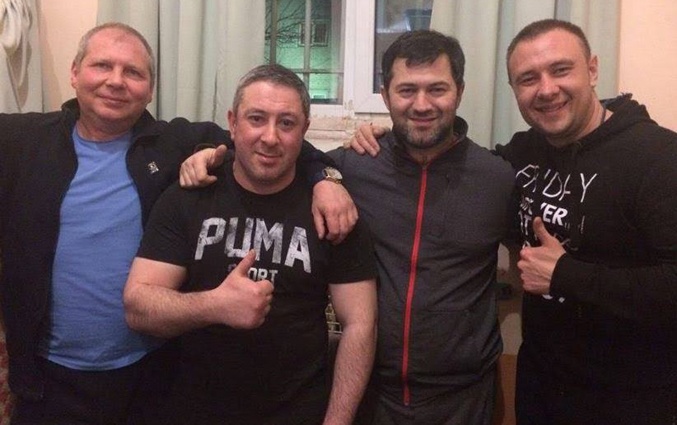 Роман Насиров с новыми друзьями в 285-й камере Лукьяновского СИЗО, март 2017 года. «Это монтаж — другие, реальные фотографии, могли быть, но их нет»