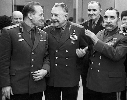 Летчик-космонавт Алексей Леонов, генерал Филипп Жмаченко и Маршал Советского Союза Семен Буденный, 21 апреля 1964 года