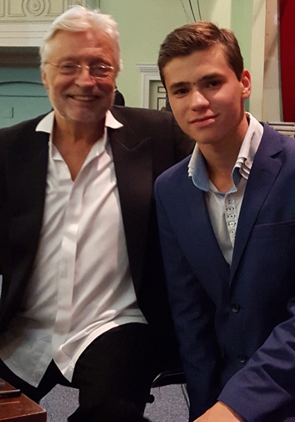 C бельгийским композитором и гитаристом Франсисом Гойей 