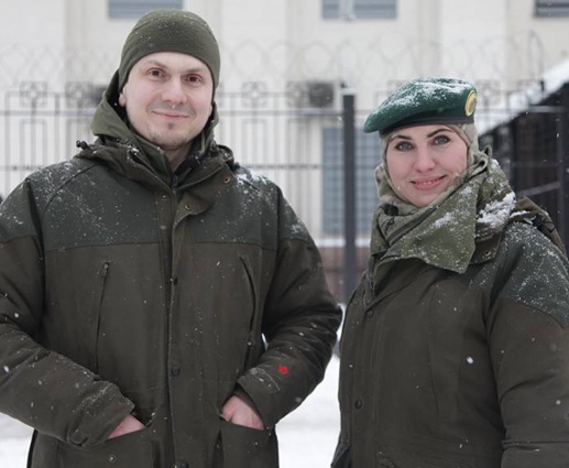 Амина с мужем Адамом Осмаевым, уроженцем Чечни. В 2014-м супруги отправились добровольцами на Донбасс, после гибели Исы Мунаева Осмаев возглавил Международный миротворческий батальон имени Джохара Дудаева. «Она была очень счастлива рядом с Адамом»