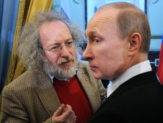 С Владимиром Путиным. «Почему Путин не уходит, раньше было легко объяснить: это был вопрос безопасности. Его личной и его семьи. Потом ему стало нравиться...»