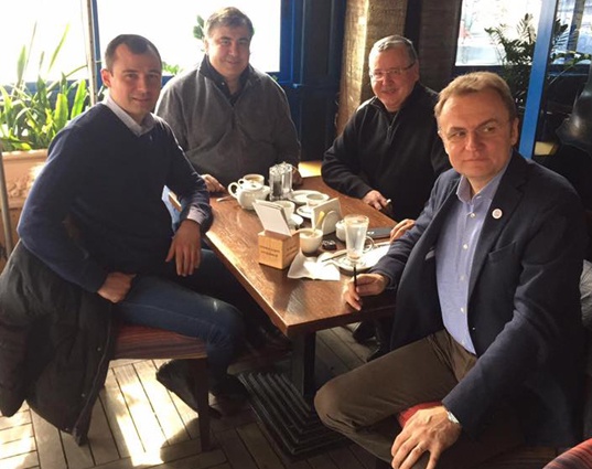 Сопредседатель партии «Демократический альянс» Василий Гацько, экс-президент Грузии Михеил Саакашвили, Анатолий Гриценко и мэр Львова лидер партии «Самопомощь» Андрей Садовый. «Я считал, что Саакашвили вышвырнули неправильно, и заявил, что, став президентом, гражданство ему верну, а то, что он обо мне сейчас говорит, на его совести»