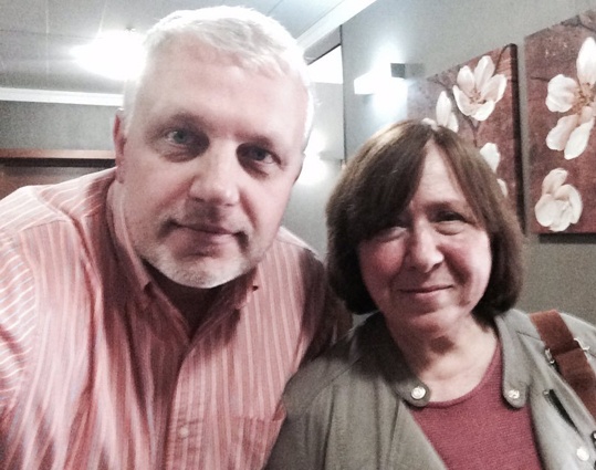 С лауреатом Нобелевской премии по литературе Светланой Алексиевич.«Павел совершенно по-детски верил, что мир можно изменить к лучшему, если говорить правду»