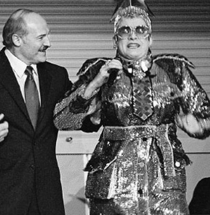 Верка Сердючка танцует с президентом Беларуси Александром Лукашенко на «Славянском базаре», 2007 год