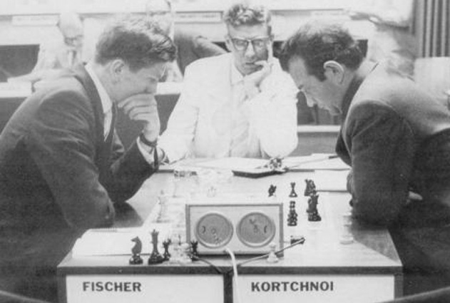 С Бобби Фишером. «Фишер, между прочим, утверждал, что открыл международный заговор коммунистов и капиталистов против себя и что не будет играть, пока этот подлый заговор не сокрушит»