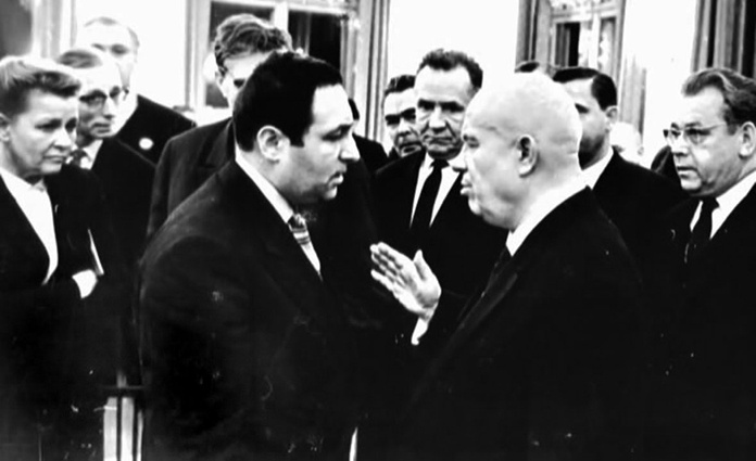 Екатерина Фурцева, Эрнст Неизвестный, Леонид Брежнев, Алексей Косыгин, Никита Хрущев и другие на выставке «ХХХ лет МОСХ» в Манеже, Москва, 1962 год. «Мое первое впечатление от Хрущева? В жизни, пожалуй, с человеком более некультурным я не встречался, но одновременно чувствовал в нем биологическую мощь и психобиологическую хватку. Определенная природная незаурядность в нем была»