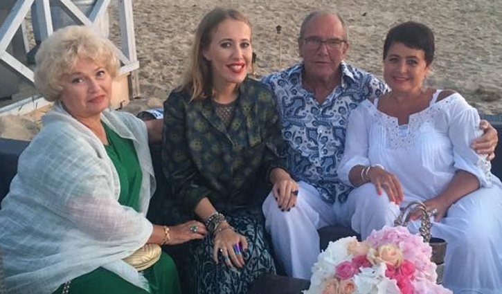 Эммануил Гедеонович с супругой Ириной, невесткой Ксенией Собчак и ее мамой — вдовой Анатолия Собчака Людмилой Нарусовой