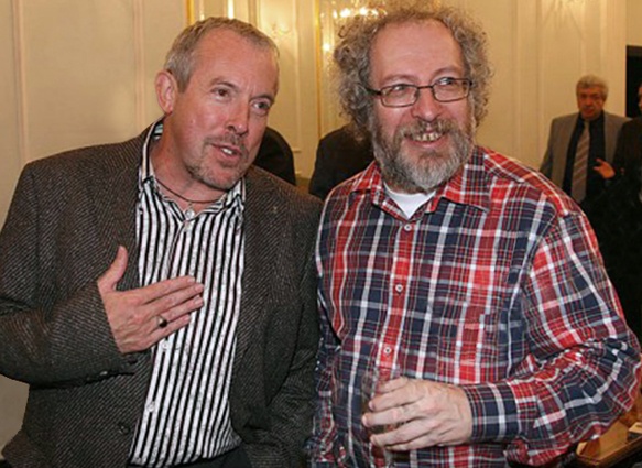 С Андреем Макаревичем. «Андрей не мой троюродный брат. Это когда-то была неудачная шутка, которая обрела в Википедии отдельную жизнь. Он мой друг»