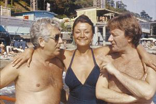 Замдиректора Театра сатиры Михаил Дорн, Татьяна Егорова и Андрей Миронов в Сочи, 1985 год